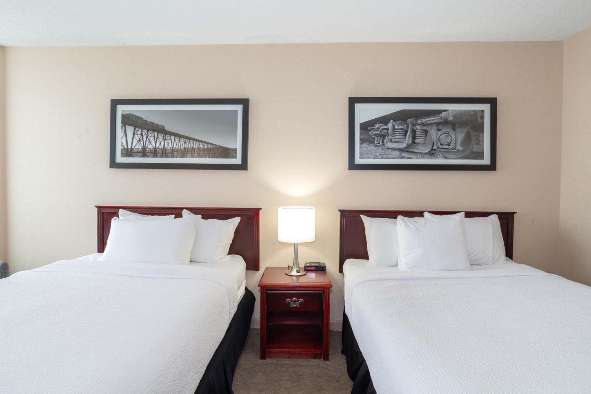 Sandman Hotel Летбридж Экстерьер фото
