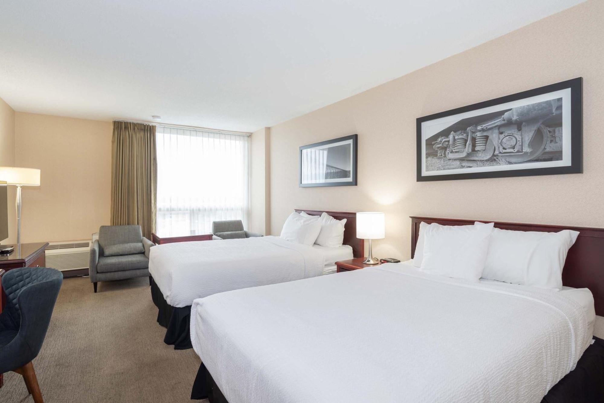 Sandman Hotel Летбридж Экстерьер фото
